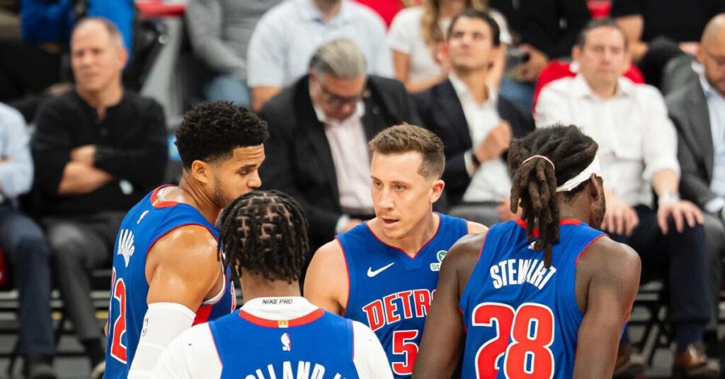 Who Are Duncan Robinson’s Parents? Ethnicity, Family Background & Nationality Duncan Robinson huddling with Detroit Pistons teammates during an NBA game